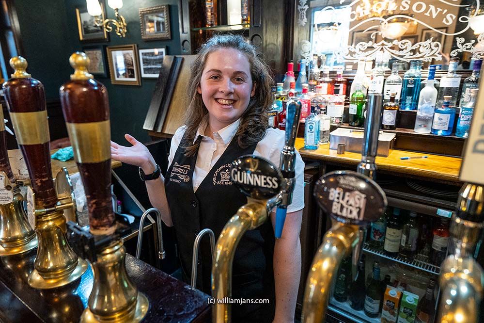 20220501b BELFAST LAST DAY 02673 pouring guiness (web 999)