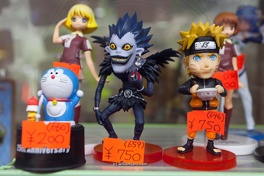 jpn-0327-14-10431-akihabara-figurines