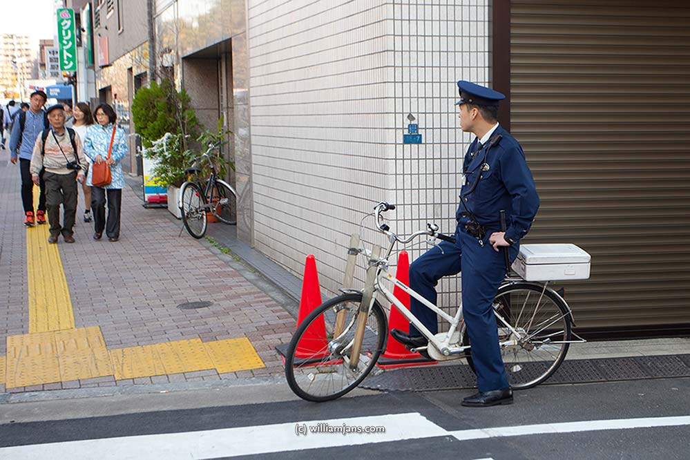 jpn-0401-19-11190-asakusa-cop-on-bike