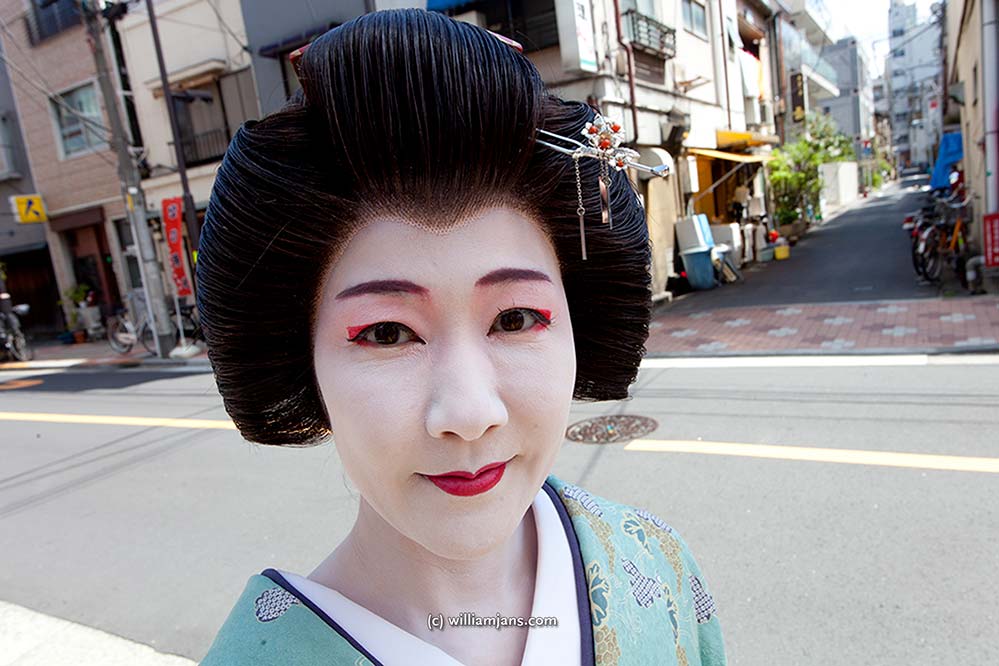 jpn-0405-23-11670-asakusa-geisha-outfit