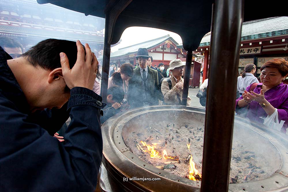 jpn-0405-23-11795-2-asakusa-senso-ji-temple-smoke-urn