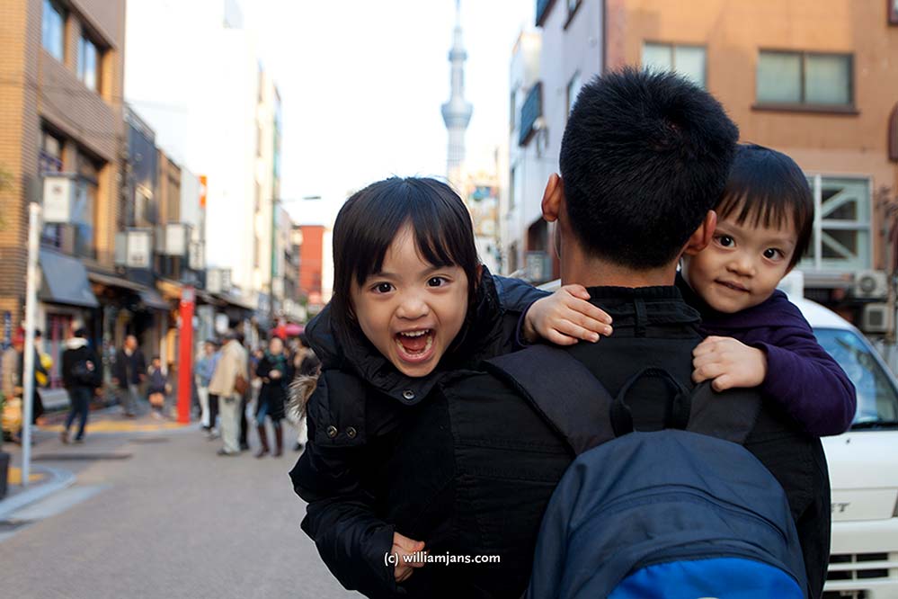 jpn-0405-23-11826-asakusa-children-and-dads-shoulder