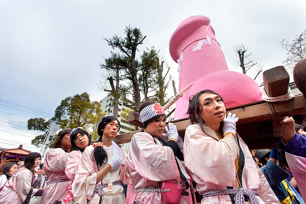 jpn-0406-24-12138-kanamara-pink-phallus-on-parade