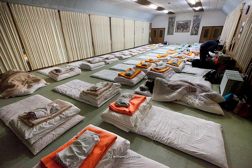 jpn-0413-31-14307-kanazawa-hostel-floor-beds