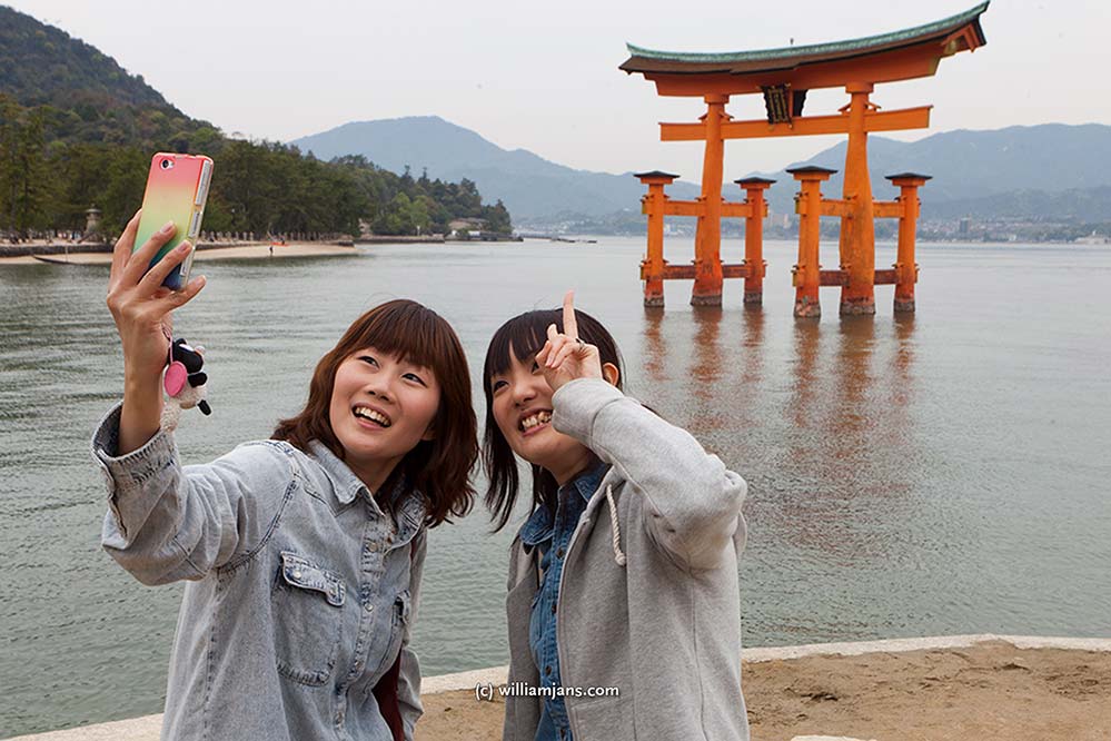 jpn-0422-40-16281-miyajima-slelfi-torii-gates