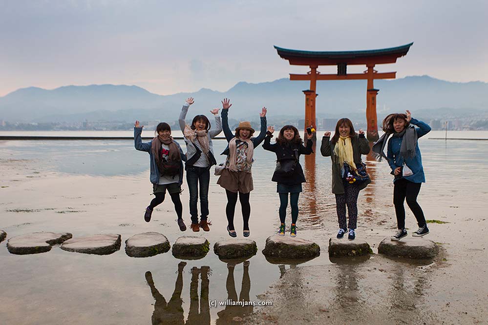 jpn-0422-40-16428-miyajima-torii-gates