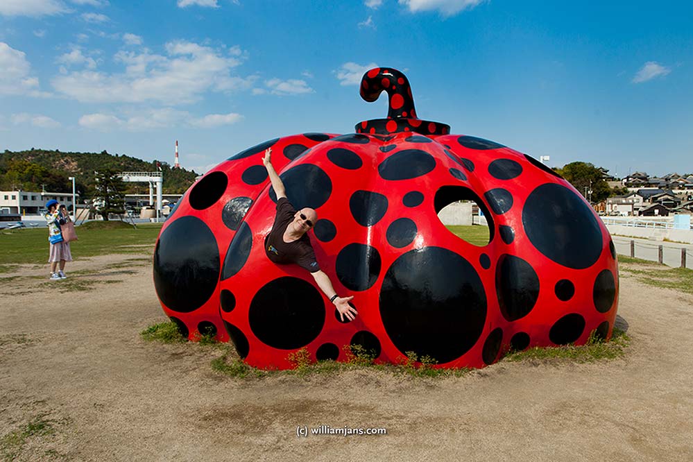 jpn-0423-41-16657-naoshima-red-pumpkin-wrj (web 999)