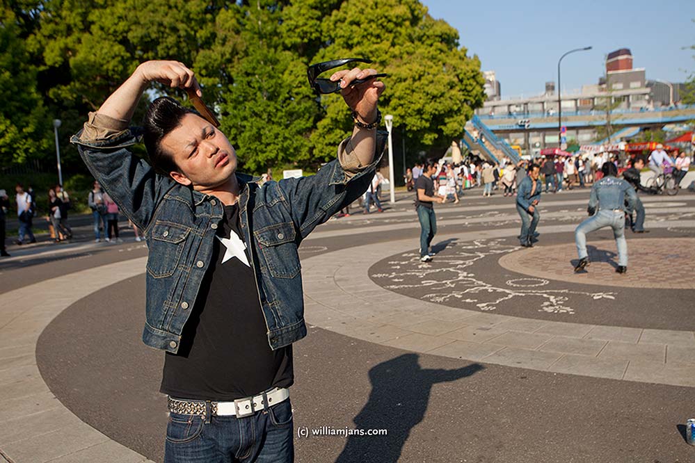 jpn-0427-45-17786-tokyo-yoyogi-rockabilly-hair-comb william jans vancouver photographer