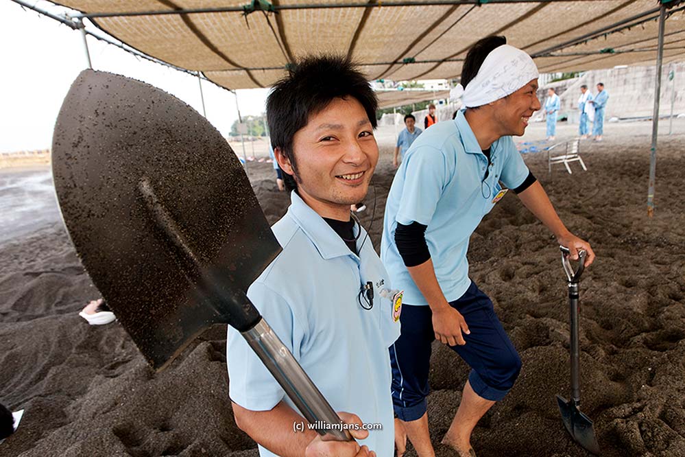 jpn-0506-54-19641-ibusuki-spa-employee-shovel